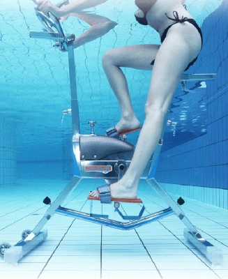 dame faisant de l'aquabike