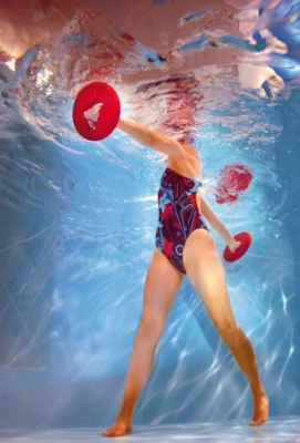dame faisant de l'aquagym